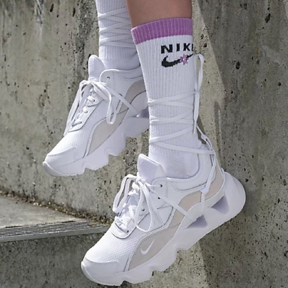 Nike women’s RYZ sneakers size 8.5